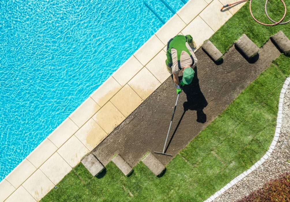 instalacion de cesped junto a piscina