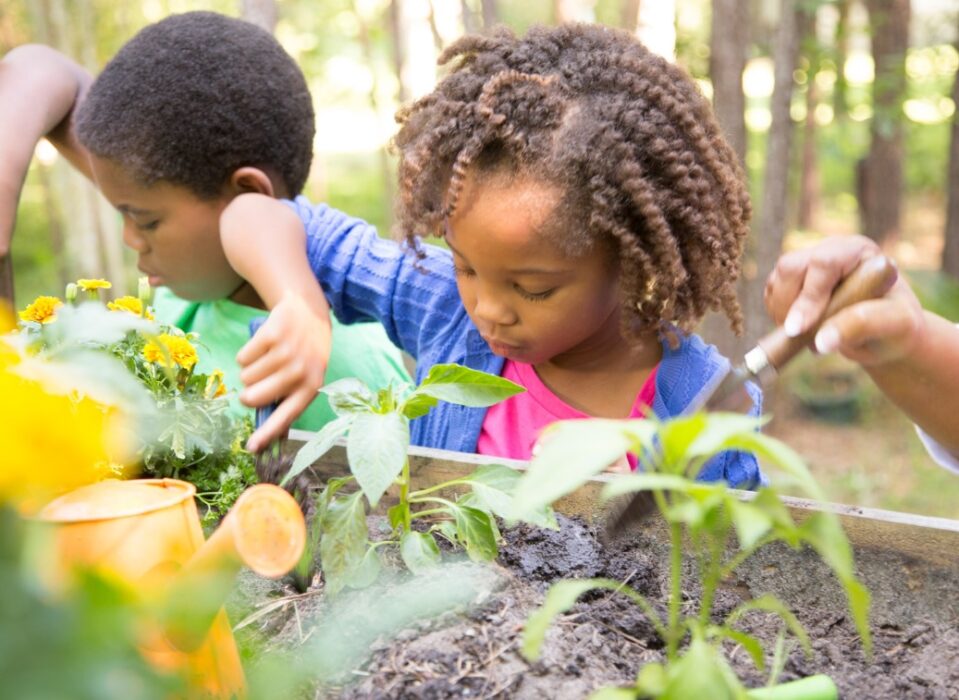 niños en taller de jardineria